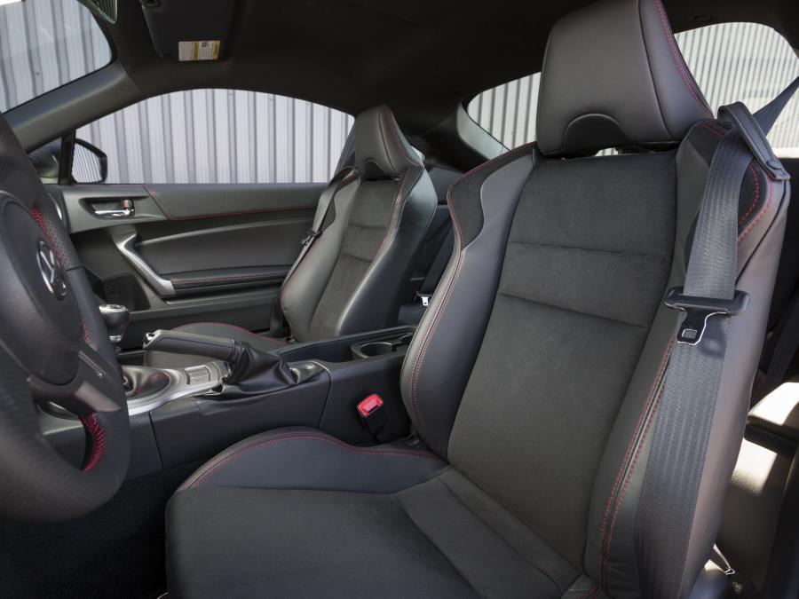 Интерьер Scion FR-S Monogram Series 2014 года  (фото 13 из 25)
